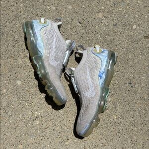 women’s summit white vapormax 2022